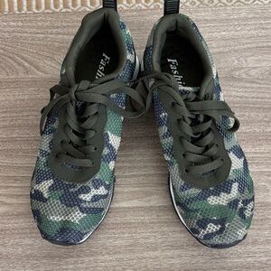 Camouflage women Sneakers - Green and Black size 7
